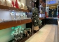 WhatsApp Image 2022 12 07 at 12.18.21 Rojo y plateado, los tonos más usados en la decoración de Navidad de los comercios de Melilla