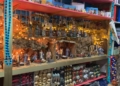 WhatsApp Image 2022 12 07 at 12.18.21 2 Rojo y plateado, los tonos más usados en la decoración de Navidad de los comercios de Melilla