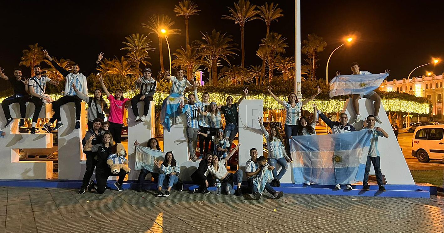 WhatsApp Image 2022 12 19 at 13.05.35 2 recorte Decenas de argentinos en la Plaza de España celebran el título mundial de su Selección