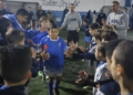 campeon recibe pasillo final segunda division CD La Espiguera y UD Melilla, campeones de Copa en Tercera y Segunda Benjamín de fútbol-8