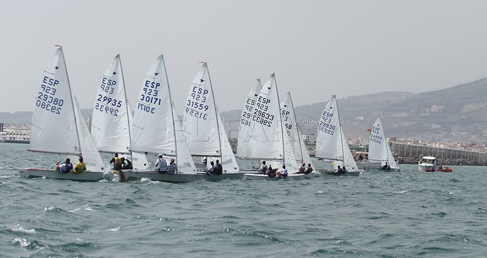 flota de snipe en competición local Tres tripulaciones del Club Marítimo viajan hasta Murcia