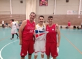 jugadores club Marítimo junto a Iván Rama del equipo de Sevilla El Real Club Marítimo de Melilla revalida el título en el Mambasket Costa Cálida