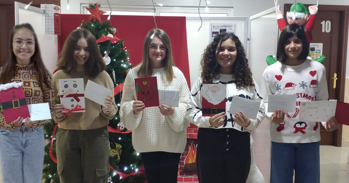 niñas british recorte Alumnos de The British Centre entregan tarjetas navideñas a los pacientes del hospital