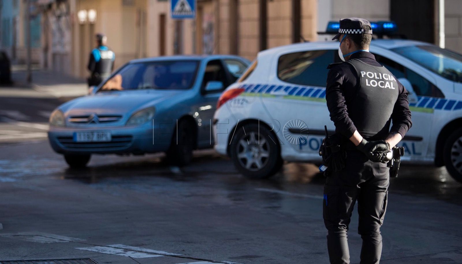 Agentes de la Policía Local rescatan a tres personas de un incendio