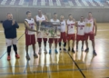 recibiendo copa de Campeones El Real Club Marítimo de Melilla revalida el título en el Mambasket Costa Cálida