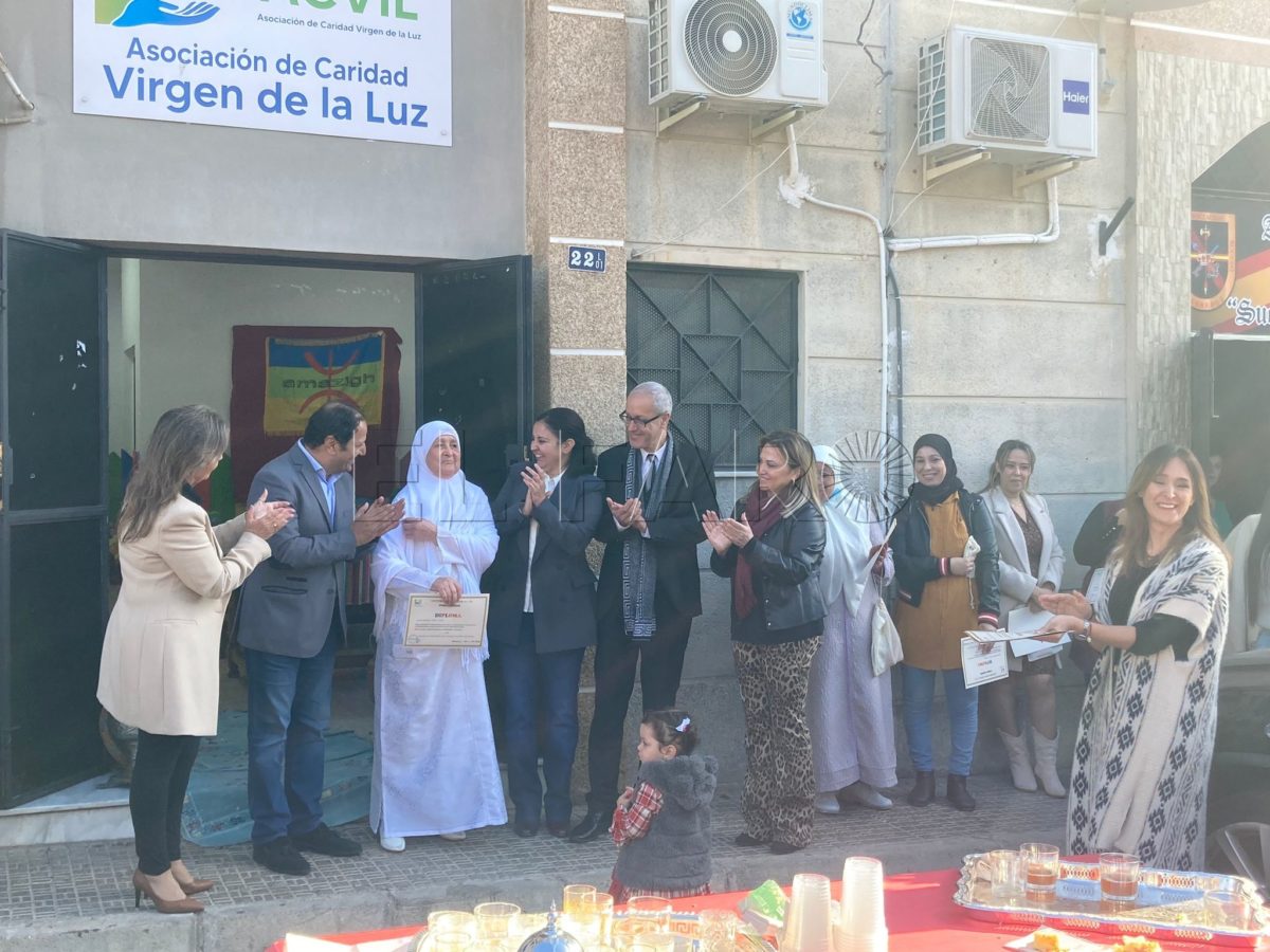 64e2816a a792 492d bd1d ddf15be5dec0 e1673613673970 La Ciudad hace entrega de unos diplomas a las mujeres amazigh