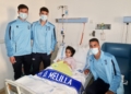 FlpMJ0wXkAIcZe David Hernández, Nico Santos y Javi Díez visitan a los niños del Hospital Comarcal