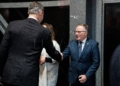 El Rey de España saluda al presidente de Melilla en la inauguración de Fitur 2023