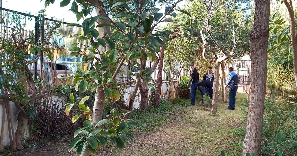 ROSAS Los alumnos de Jardinería y Floristería del IES Juan Antonio Fernández realizan una plantación de especies autóctonas