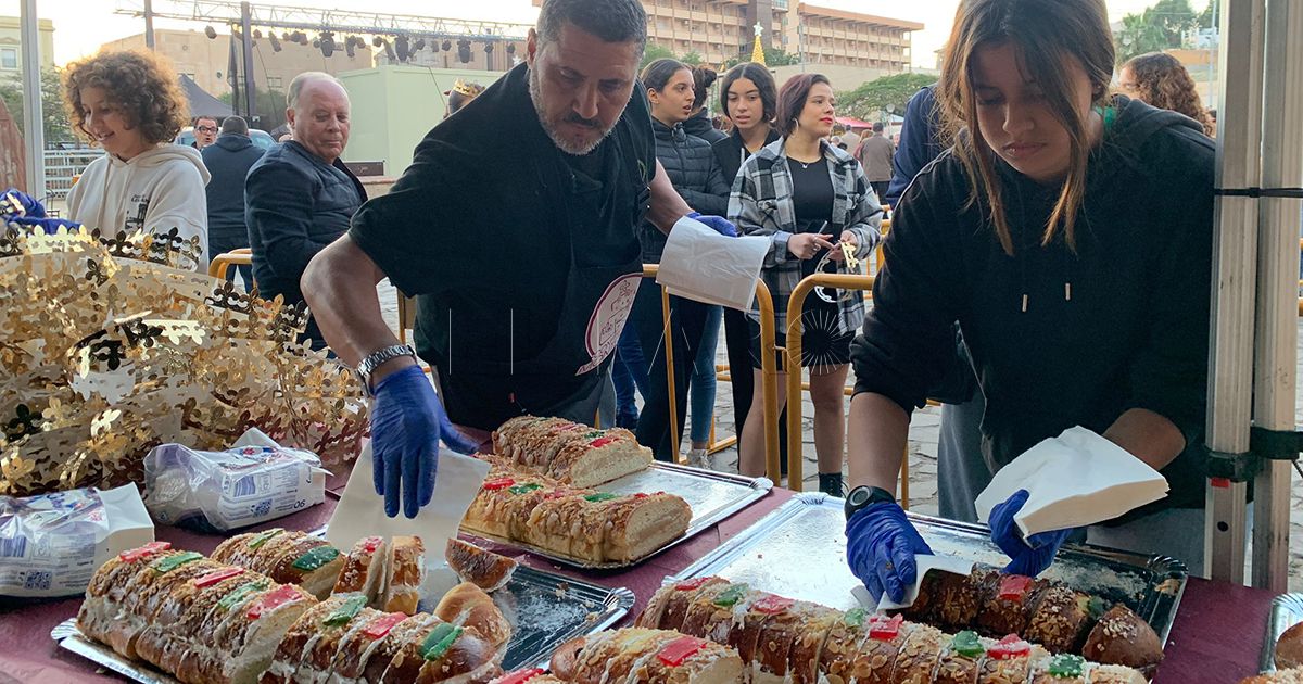 Roscones La chocolatada popular reparte 4.000 raciones de roscón entre los melillenses