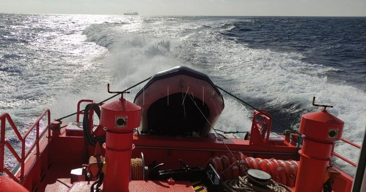 Salvamento Marítimo Trasladados a Motril cuatro inmigrantes llegados a la Isla de Alborán