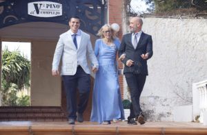 Trini con sus hijos Victor Manuel y Avelino 1 Bodas de Oro de Avelino Gutiérrez y Trinidad Reverte en Melilla