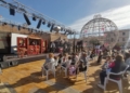Decenas de familias disfrutan de 'Cuento de Navidad' en la Plaza de las Culturas