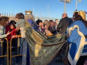 WhatsApp Image 2023 01 05 at 17.55.14 Más de mil personas reciben a los Reyes Magos en el Puerto Noray