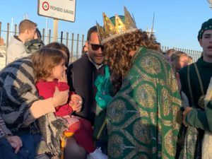WhatsApp Image 2023 01 05 at 17.55.15 1 Más de mil personas reciben a los Reyes Magos en el Puerto Noray