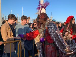 WhatsApp Image 2023 01 05 at 17.55.18 2 Más de mil personas reciben a los Reyes Magos en el Puerto Noray