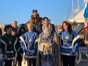 WhatsApp Image 2023 01 05 at 17.56.16 2 Más de mil personas reciben a los Reyes Magos en el Puerto Noray