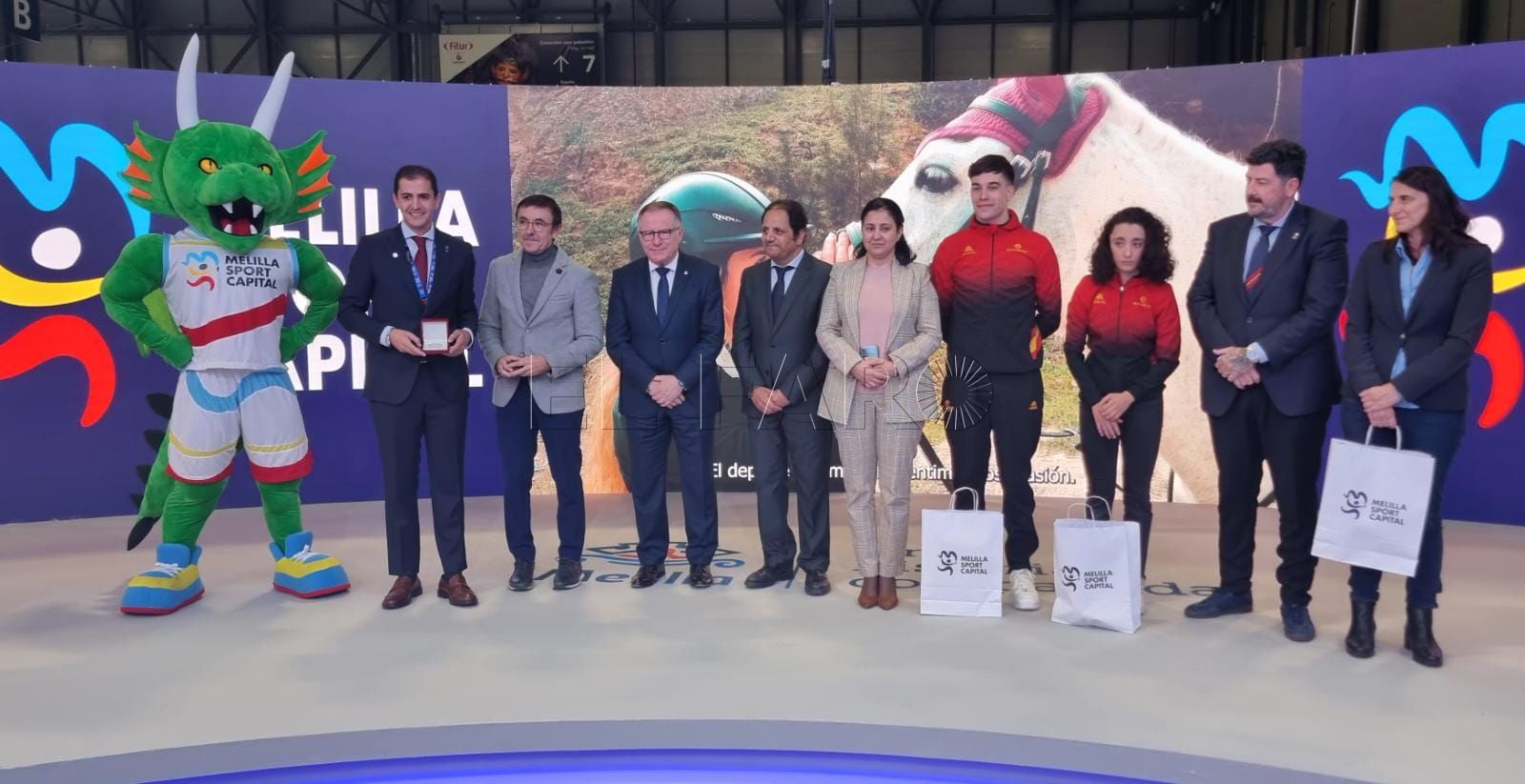 La Federación Española de Triatlón entrega la primera placa a insignia de plata a la Ciudad