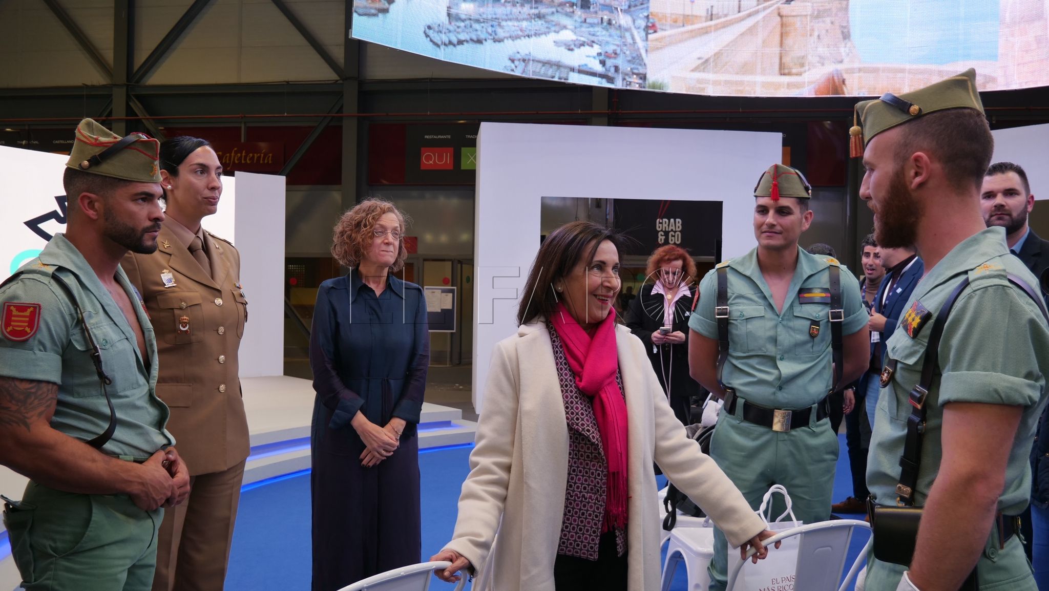 La ministra Margarita Robles visita el estand de Melilla en Fitur