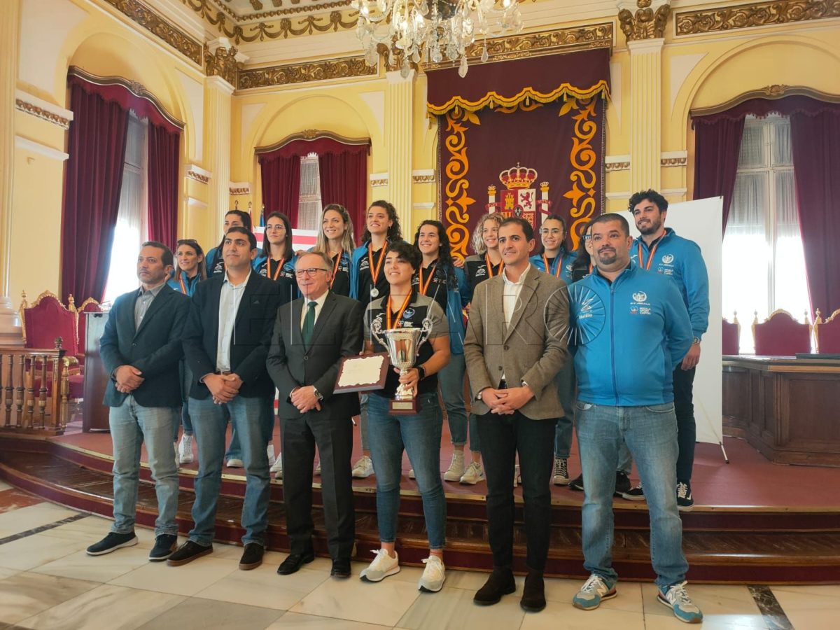 a109ae58 37a0 4c45 b584 bd201ac9bb31 1 e1673354907298 La Ciudad entrega una placa al equipo de voleibol femenino de Melilla tras su subcampeonato en la Copa Princesa 2023