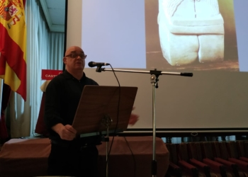 El poeta melillense Fernando Fiestas durante la presentación de su último libro, 'Lecciones de fábulas'.
