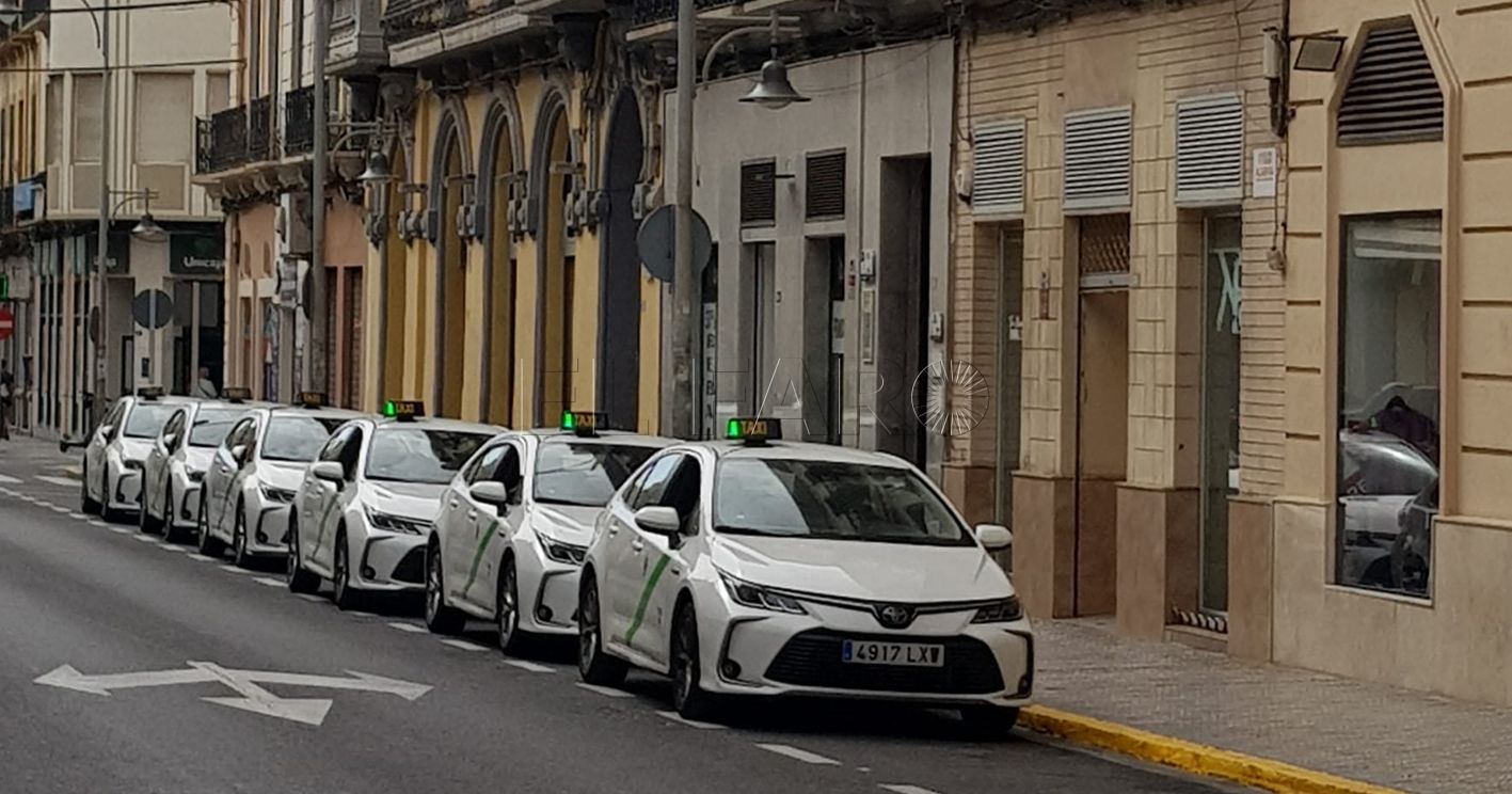 parada de taxis ejército español recorte Los taxistas, satisfechos por la aprobación del nuevo reglamento después de 46 años