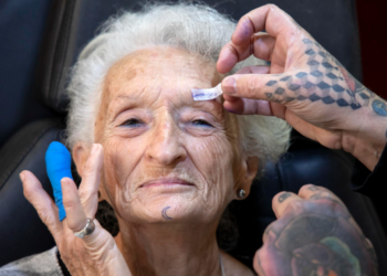232c9336 ef37 43cc 96e3 54317b427bc4 1 copia 1 Una melillense se hace su primer tatuaje a los 78 años