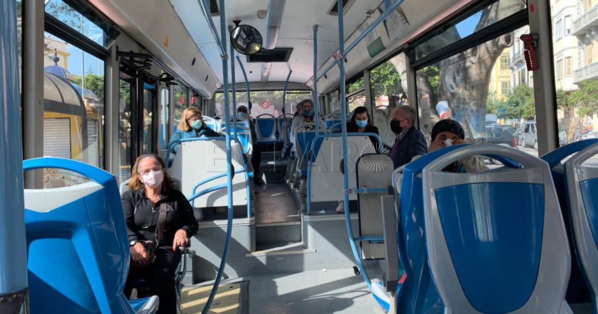 Autobús Los melillenses se resisten a quitarse la mascarilla en el transporte público