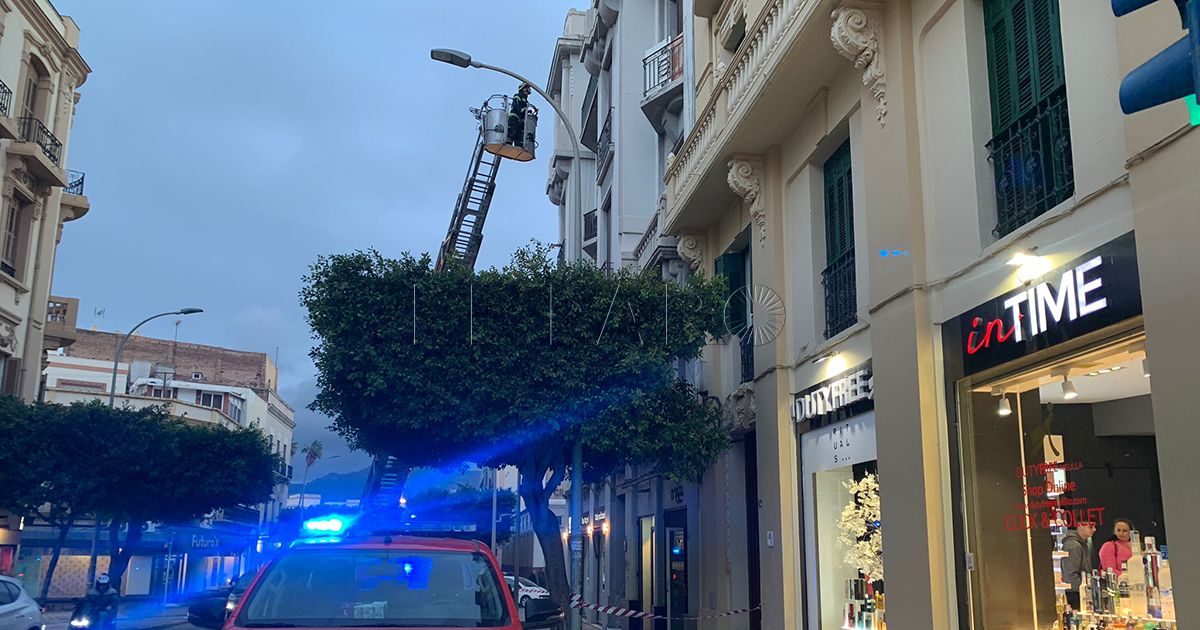 Bomberos Bomberos interviene en Reyes Católicos por el desprendimiento de cascotes de un edificio