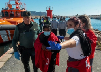 Llega de migrantes a Motril Trasladan a Motril a 36 inmigrantes subsaharianos que llegaron a la isla de Alborán