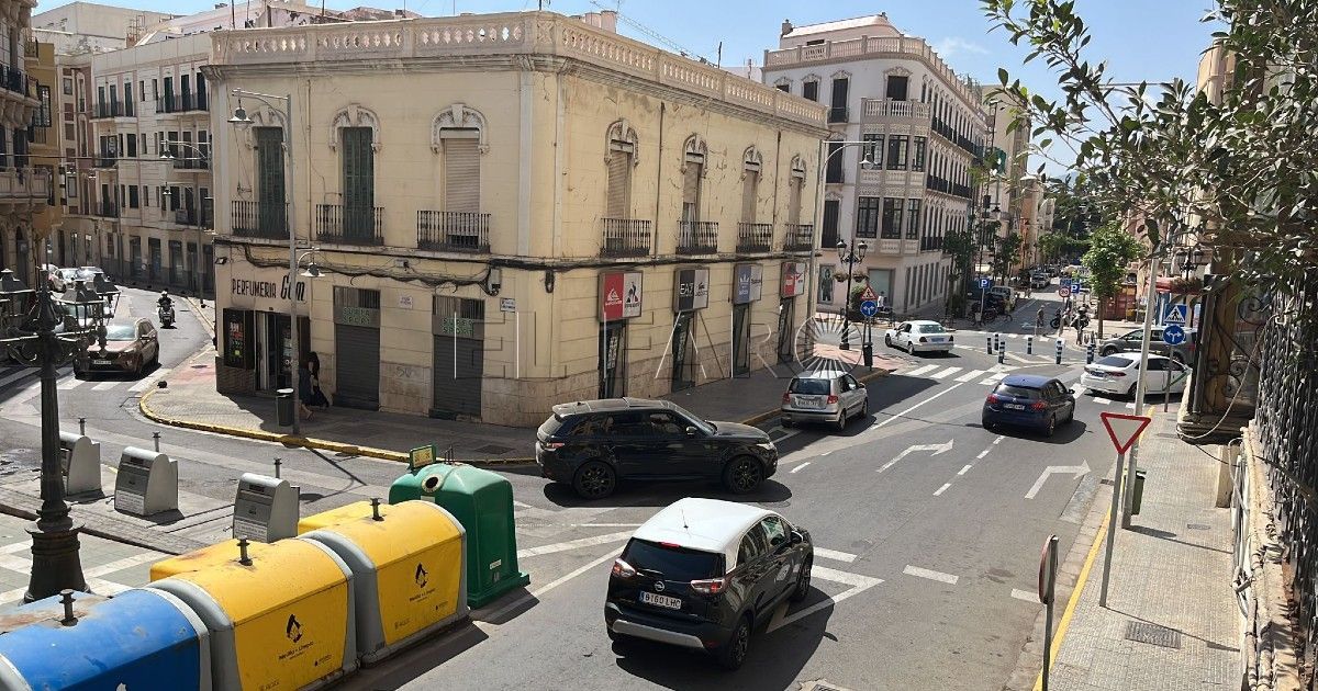 Vehículos circulando por las calles de Melilla Tráfico intensifica esta semana el control de camiones y autobuses