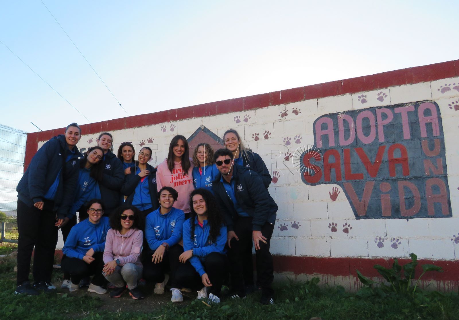 WhatsApp Image 2023 02 02 at 10.31.24 El CV Melilla femenino visita la Protectora de Animales