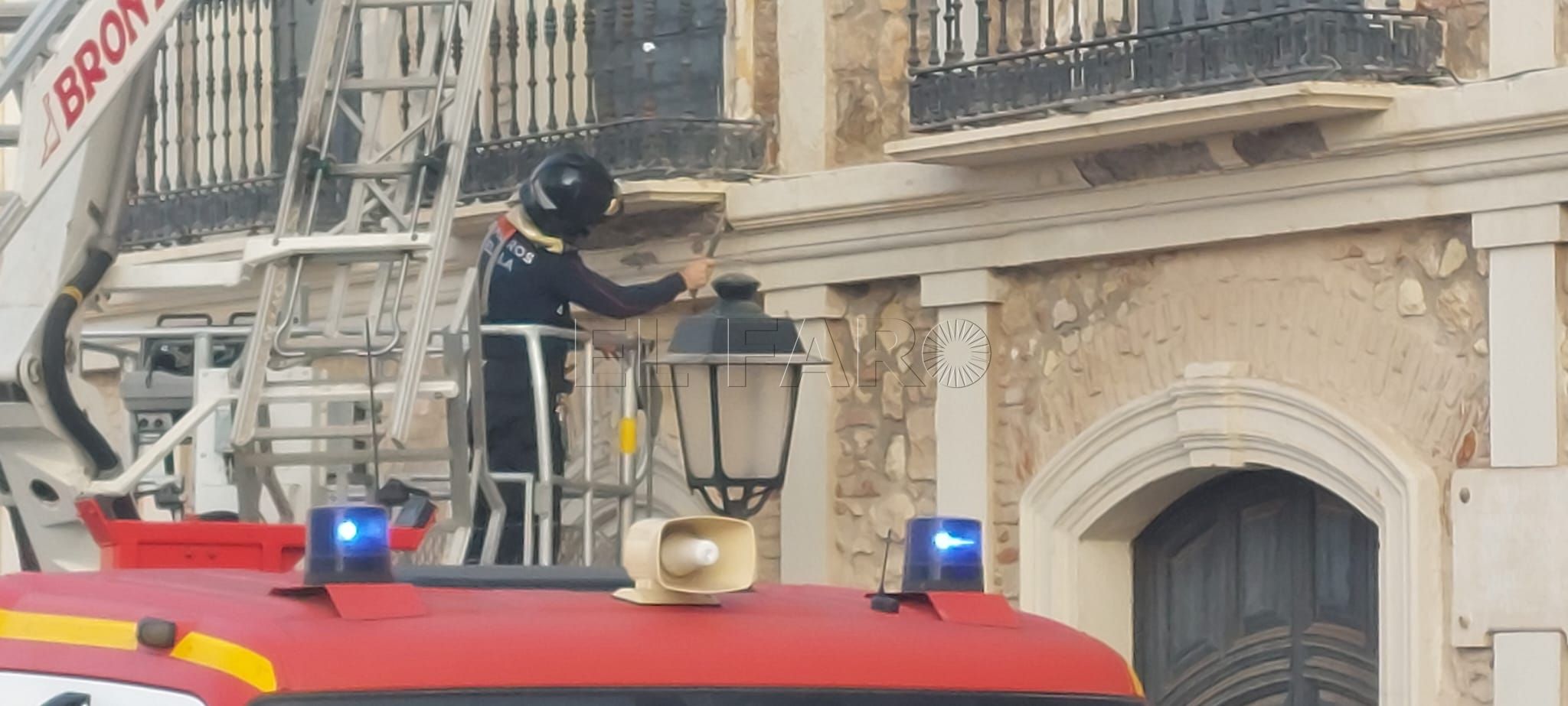 Caída de cascotes de una ventana de la Casa del Gobernador, de Melilla La Vieja