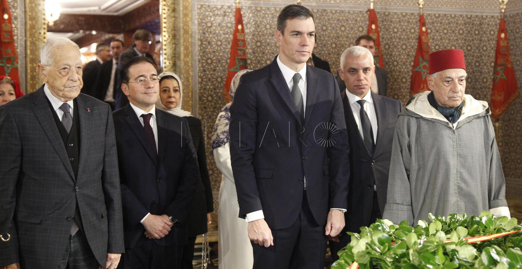 RABAT (MARRUECOS), 02/02/2023.- El presidente del Gobierno español, Pedro Sánchez (3d), visita el Mausoleo Mohamed V en Rabat, Marruecos, junto al historiador del Reino de Marruecos y portavoz del Palacio Real, Abdelhak Lamrini (d), y el ministro marroquí de Sanidad, Khalid Ait Taleb (2d), y el ministro español de Exteriores, José Manuel Albares (2i). El presidente del Gobierno realizó este jueves una ofrenda floral en el mausoleo de Mohamed V, en Rabat, antes del inicio de las sesiones de la XII Reunión de Alto Nivel (RAN) entre España y Marruecos. EFE/ Mohamed Siali