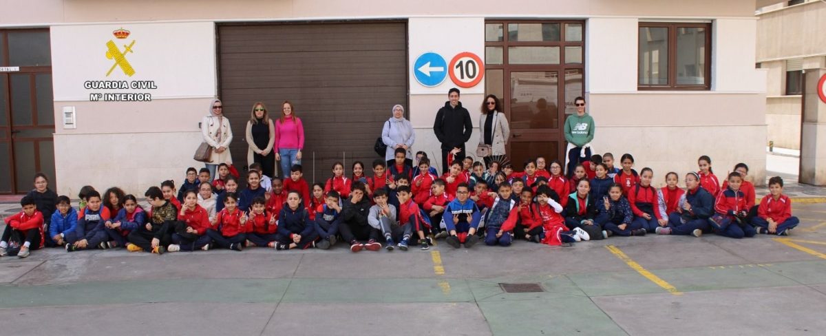 0ae6828b f0d4 4547 ae56 2cb2ba40792b e1678207069669 Alumnos y profesores del CEIP León Solá visitan la Comandancia de la Guardia Civil