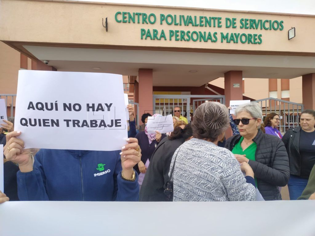 1 8 Plantilla y sindicatos protestan a las puertas de la residencia de mayores por la falta de personal