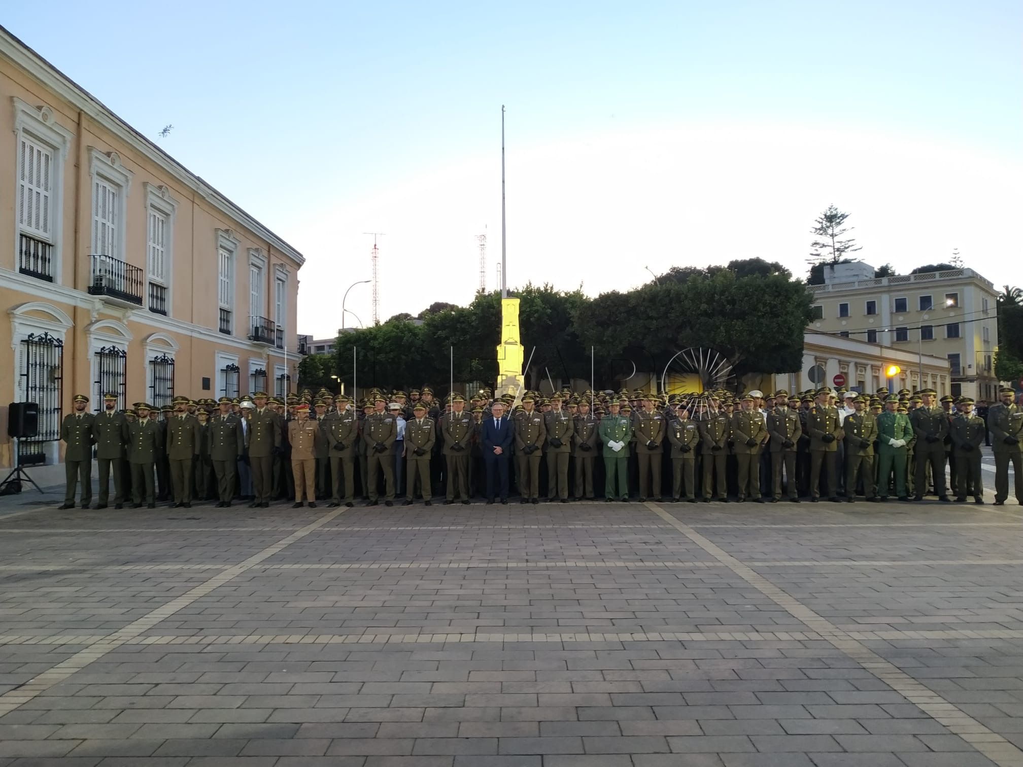 201 El Tercio Gran Capitán realiza en Comandancia el arriado de Bandera