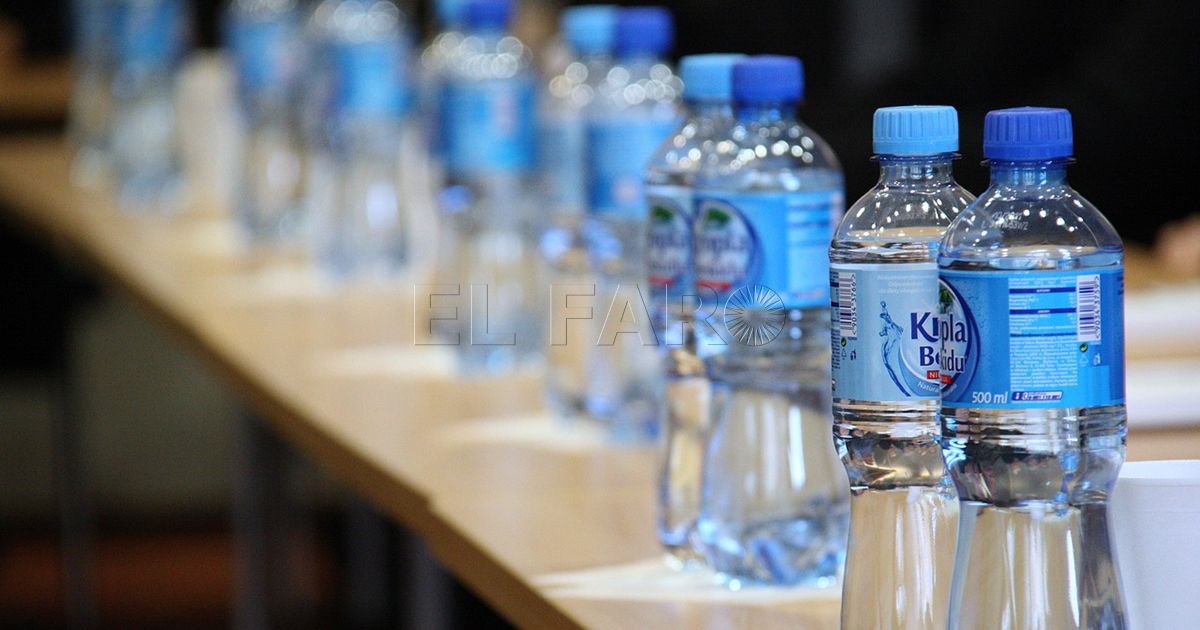 Botellas de agua El agua embotellada, un bien preciado en Melilla, que cada vez está más cara