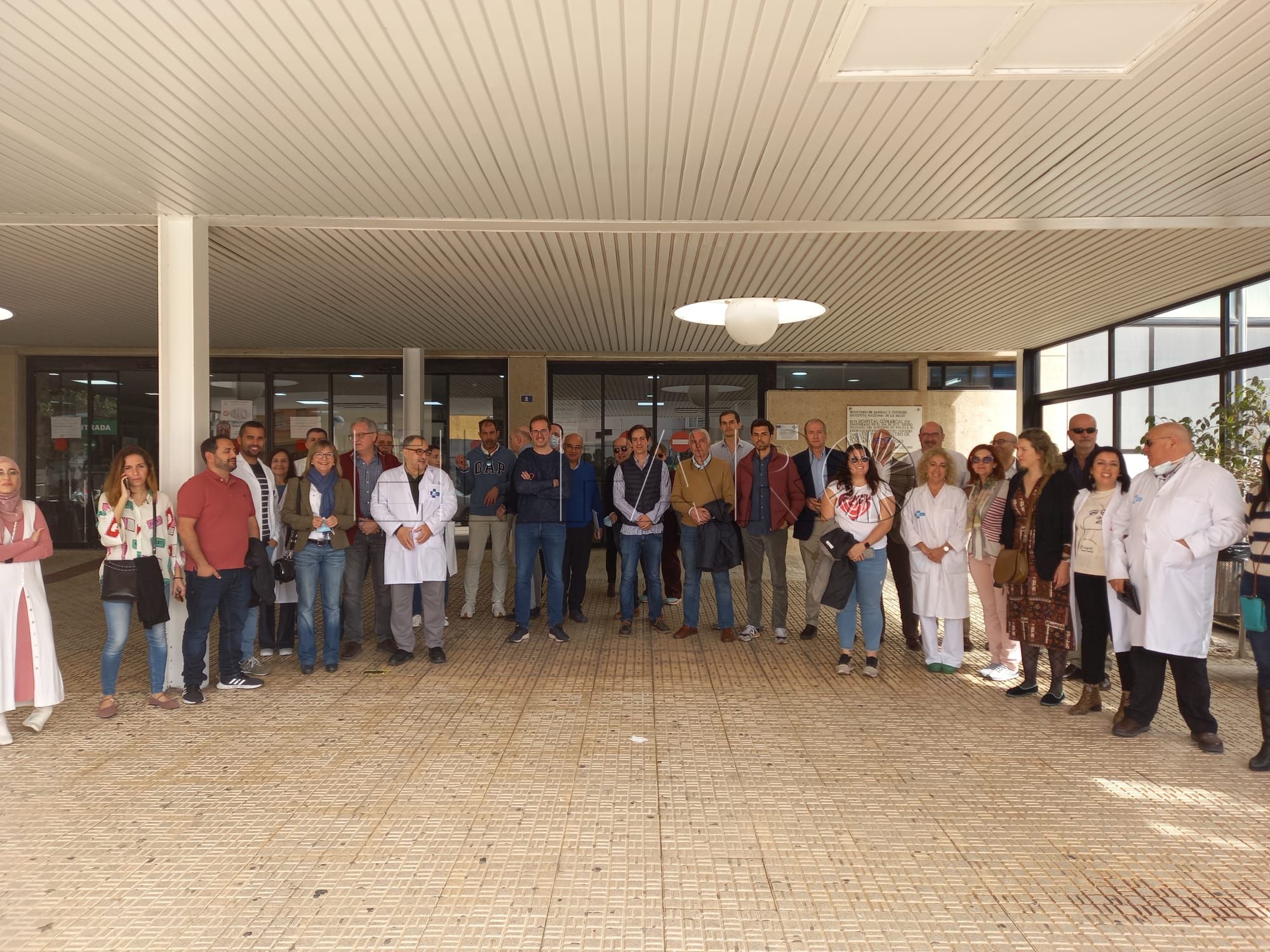Concentracion medicos Todas las consultas y operaciones suspendidas en el Comarcal