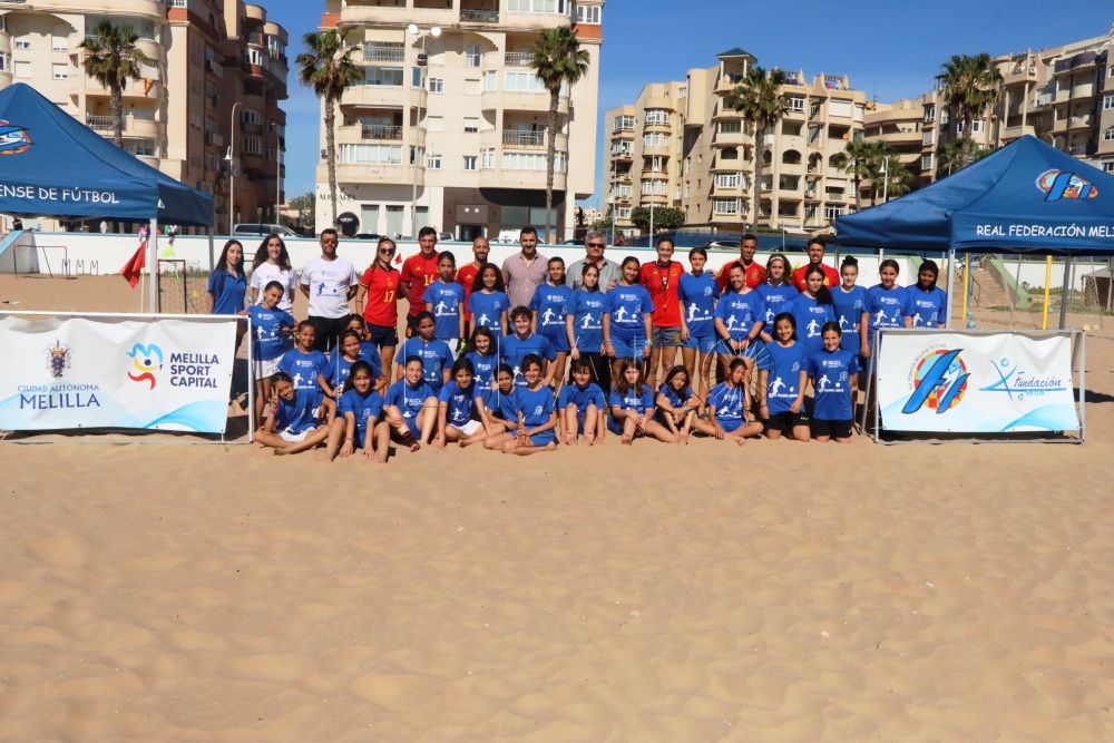 FOTO CON DIEGO El fútbol playa femenino, a pleno rendimiento