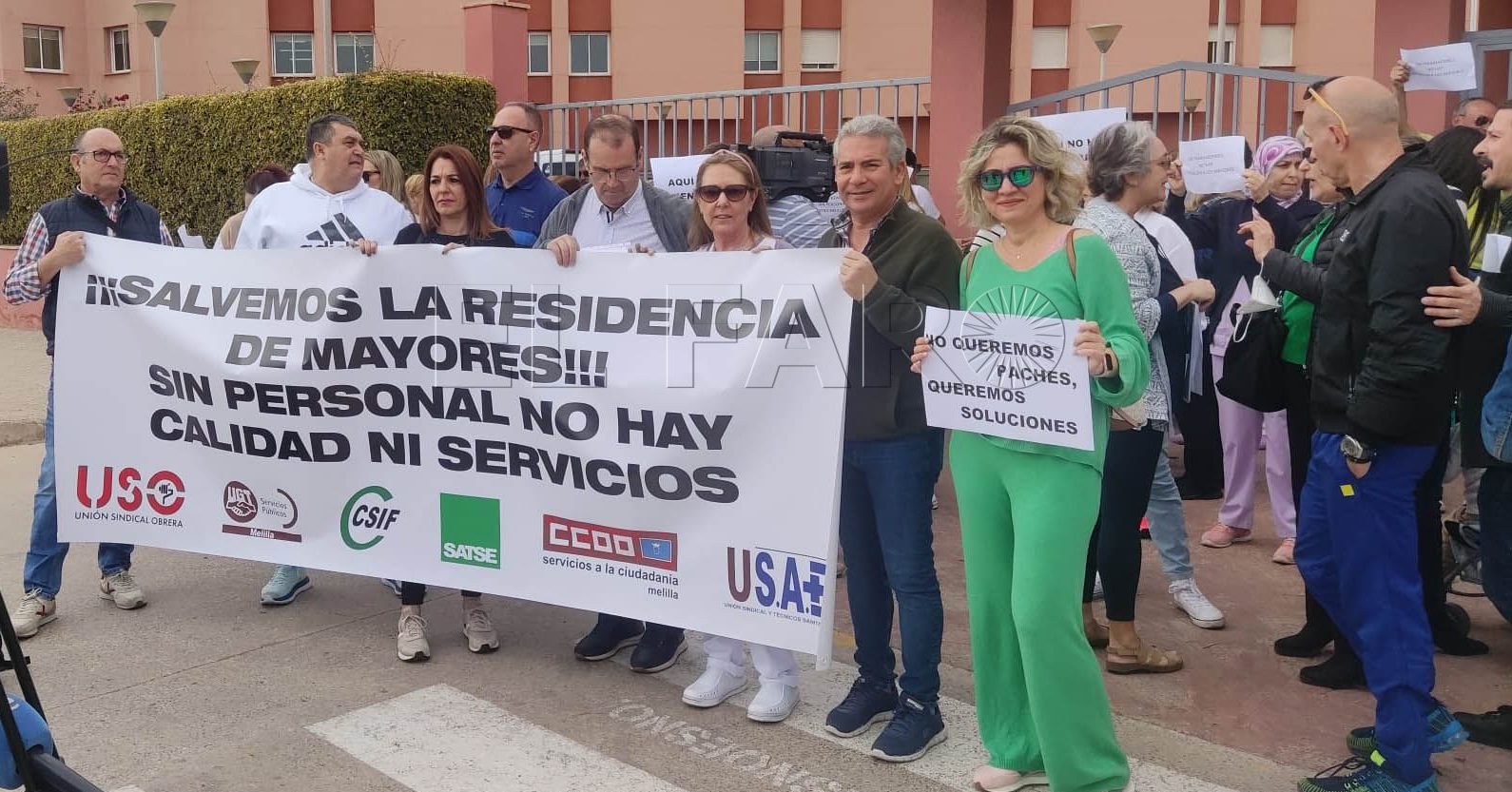 FOTO CONCENTRACION IMSERSO e1680173162367 Protesta ante "la alarmante" falta de personal en el Imserso de Melilla