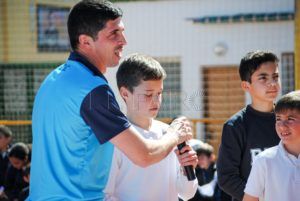 FqUI34mXwAEalpK Alegría e ilusión en la visita del Club Melilla Baloncesto al CEIP Reyes Católicos