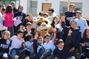 FqUI34pXoAkHwUT Alegría e ilusión en la visita del Club Melilla Baloncesto al CEIP Reyes Católicos