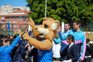 FqUIykAXoAsAmwV Alegría e ilusión en la visita del Club Melilla Baloncesto al CEIP Reyes Católicos