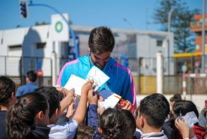 FqUIykDXoAYWR6w Alegría e ilusión en la visita del Club Melilla Baloncesto al CEIP Reyes Católicos