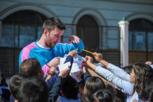 FqUIykLXoAwPtHK Alegría e ilusión en la visita del Club Melilla Baloncesto al CEIP Reyes Católicos