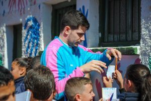 FqUIykMXoAIr7h1 Alegría e ilusión en la visita del Club Melilla Baloncesto al CEIP Reyes Católicos