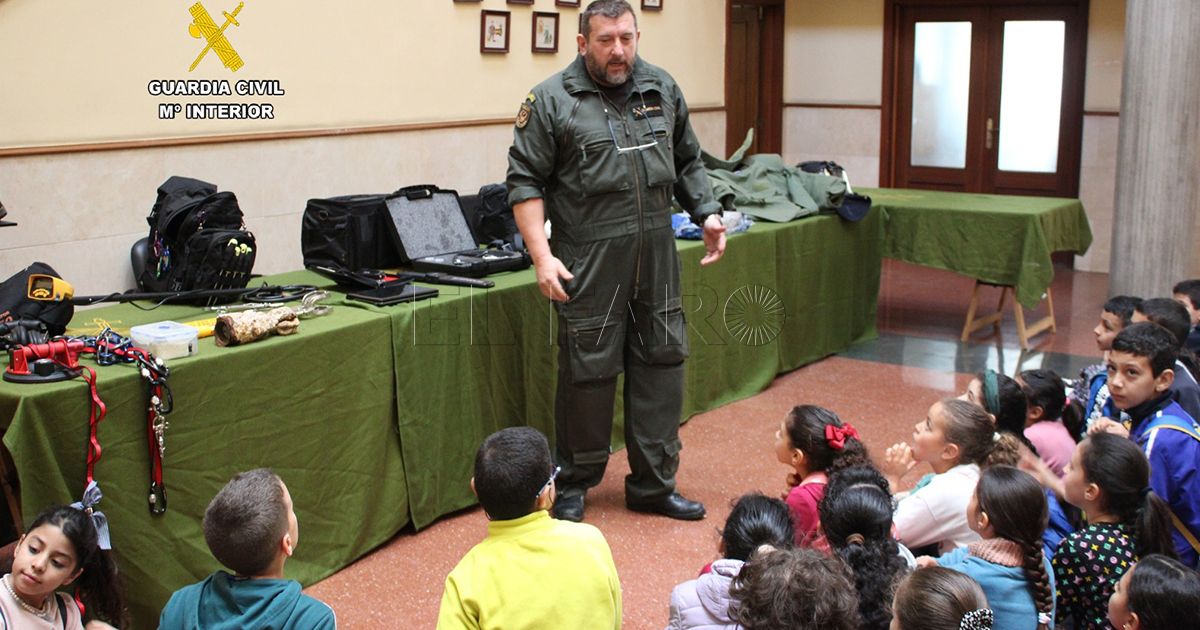 GC 1 Alumnos y profesores del CEIP Juan Caro Romero visitan la Comandancia de la Guardia Civil