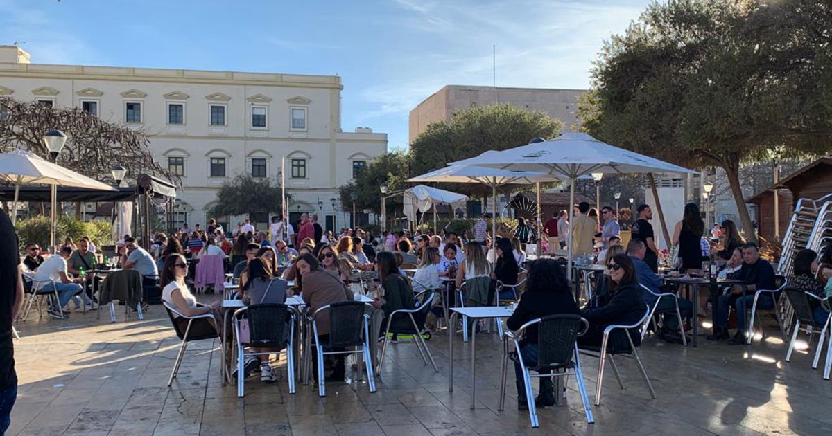 Terrazas y playas llenas en Melilla este domingo, con termómetros que rozan los 23 grados