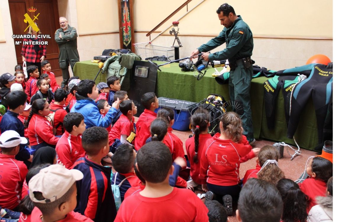 WhatsApp Image 2023 03 15 at 13.33.01 3 e1678885055422 La Comandancia de la Guardia Civil recibe la visita de alumnos del CEIP León Solá
